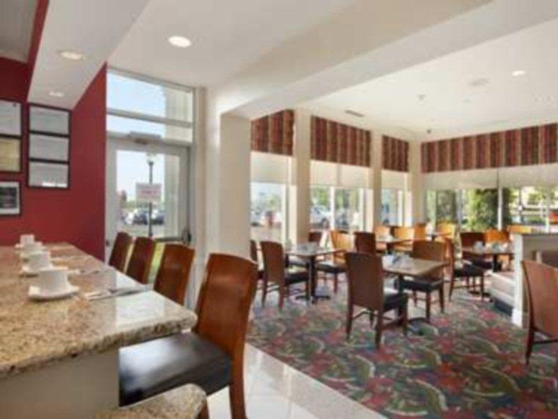 Hilton Garden Inn West Эдмонтон Экстерьер фото