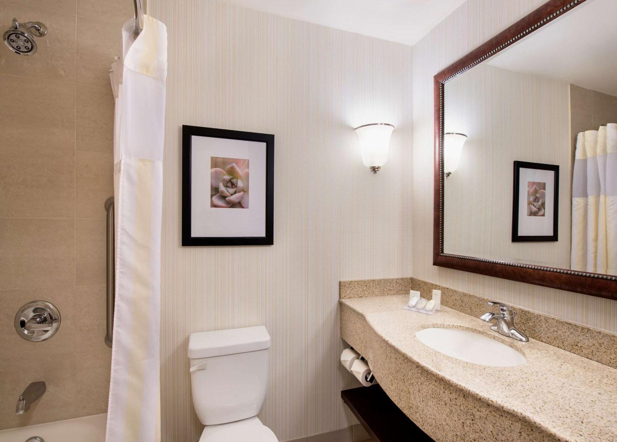 Hilton Garden Inn West Эдмонтон Экстерьер фото